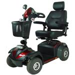 Scooter (Rosso) di medie dimensioni, sedile con numerose regolazioni: schienale, poggiatesta, larghezza e altezza braccioli, seduta - piantone dello sterzo regolabile - ruote a fianco alto per tutti i fondi stradali.