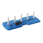 SLALOM ELASTICO - IL SUSSIDIO DI LAVORO PER ESERCITARE IL COMPITO DI SLALOM TRA I PIOLI SECONDO UNA SEQUENZA - 5 PIOLI IN MATERIALE PLASTICO E UN ELASTICO DA GUIDARE