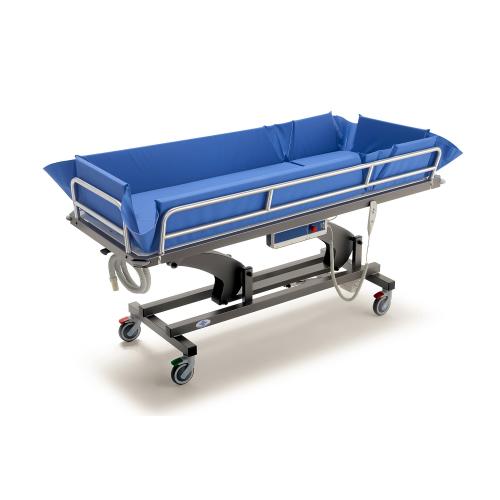 Brancard de douche et de transfert électrique pour adultes avec panneau de commande à boutons-poussoirs – position Trendelenburg – facile à désinfecter, 68 cm de large – côtés rabattables – dossier réglable – roues avec frein central
