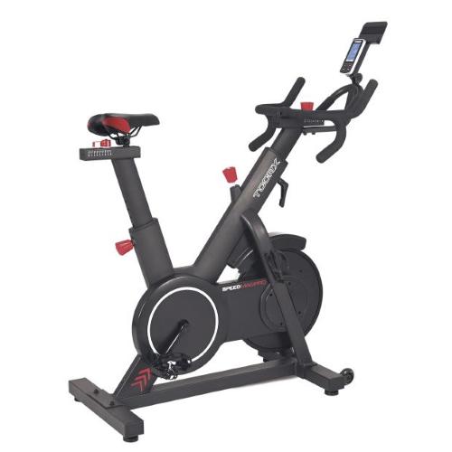 INDOOR CYCLETTE -  Sistema di frenaggio magnetico - Con regolazione elettronica dello sforzo su 24 livelli - Dotato di freno di sicurezza per il bloccaggio rapido del volano. Trasmissione a cinghia con pignone fisso. Massa volanica peso 20 kg (bilanciato)