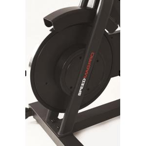 INDOOR CYCLETTE -  Sistema di frenaggio magnetico - Con regolazione elettronica dello sforzo su 24 livelli - Dotato di freno di sicurezza per il bloccaggio rapido del volano. Trasmissione a cinghia con pignone fisso. Massa volanica peso 20 kg (bilanciato)