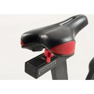 INDOOR CYCLETTE -  Sistema di frenaggio magnetico - Con regolazione elettronica dello sforzo su 24 livelli - Dotato di freno di sicurezza per il bloccaggio rapido del volano. Trasmissione a cinghia con pignone fisso. Massa volanica peso 20 kg (bilanciato)