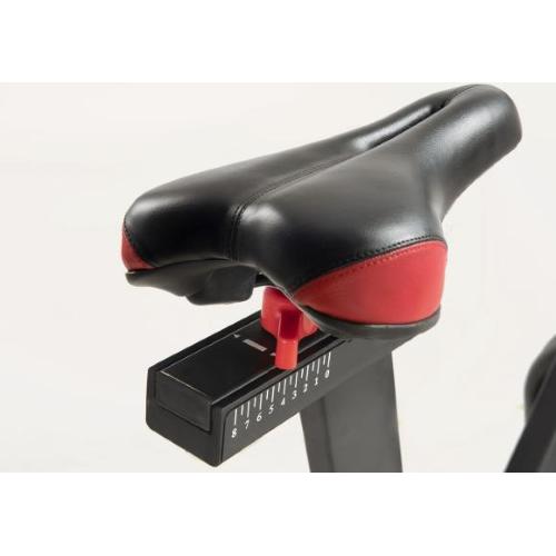 INDOOR CYCLETTE -  Sistema di frenaggio magnetico - Con regolazione elettronica dello sforzo su 24 livelli - Dotato di freno di sicurezza per il bloccaggio rapido del volano. Trasmissione a cinghia con pignone fisso. Massa volanica peso 20 kg (bilanciato)