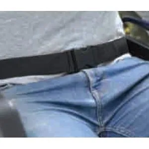 CINTURA DI SICUREZZA (98 x 178cm) PER CARROZZINA, CHIUSURA CON FIBBIA A SCATTO IN PLASTICA E PASSANTE REGOLABILE - DI FACILE FISSAGGIO, IN NYLON RESISTENTE - INDICATA PER EVITARE LO SCIVOLAMENTO IN AVANTI DI PAZIENTI SU CARROZZINA O SEDIA COMODA